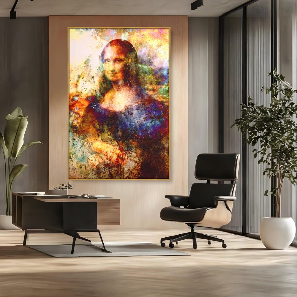 Tablou canvas cu tablou canvas cu mona lisa in culori vibrante, in rama de aluminiu auriu, pe perete intr-un birou